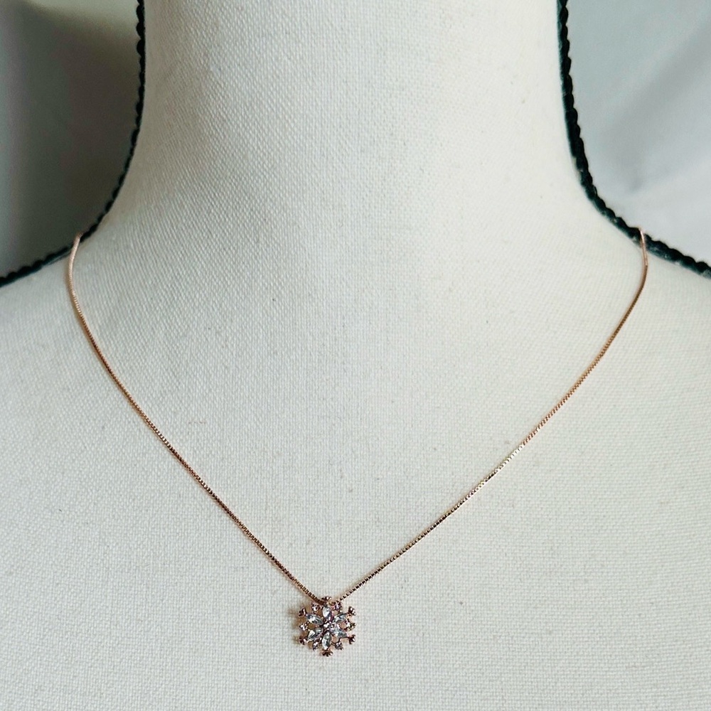 Delicate Rose Gold Floral Pendant Necklace